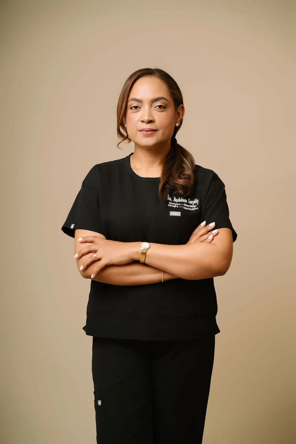 Dra. Mischelenin González con su uniforme de consulta